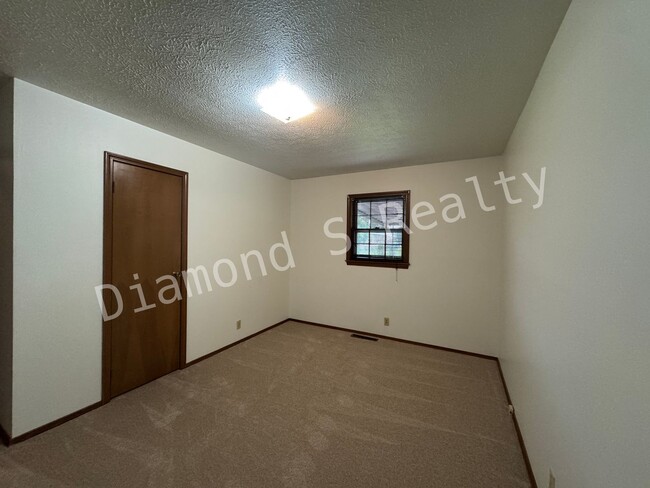 Building Photo - Charming 3 bedroom home close to Cooper So...