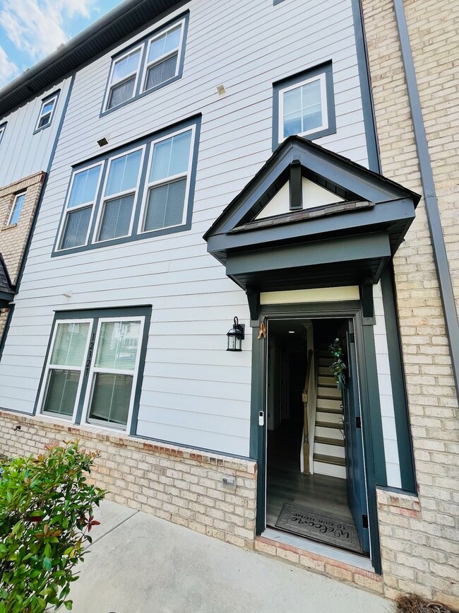 Building Photo - Beautiful 4BR Townhouse in Ballantyne