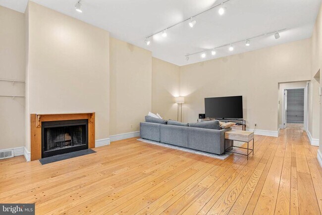 Building Photo - 914 Spruce St