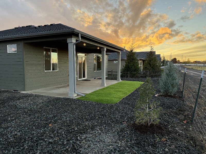 Building Photo - 9008 W Caelen Ave