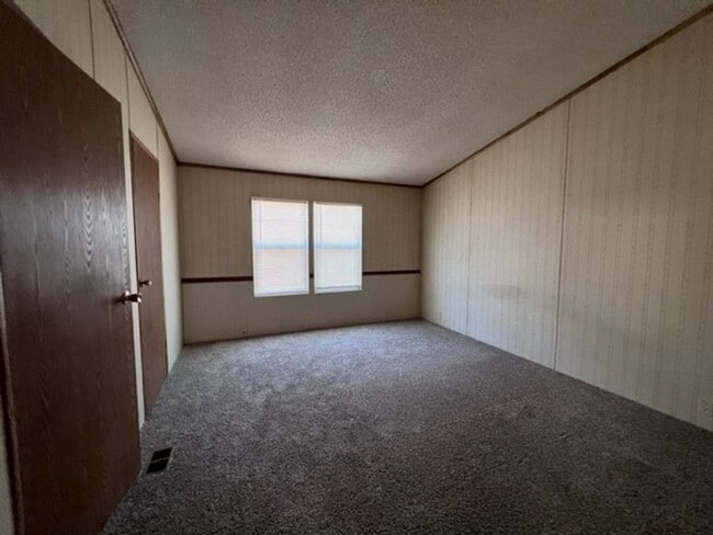 Building Photo - 3 Bedrooms, Includes Fenced Yard New carpe...