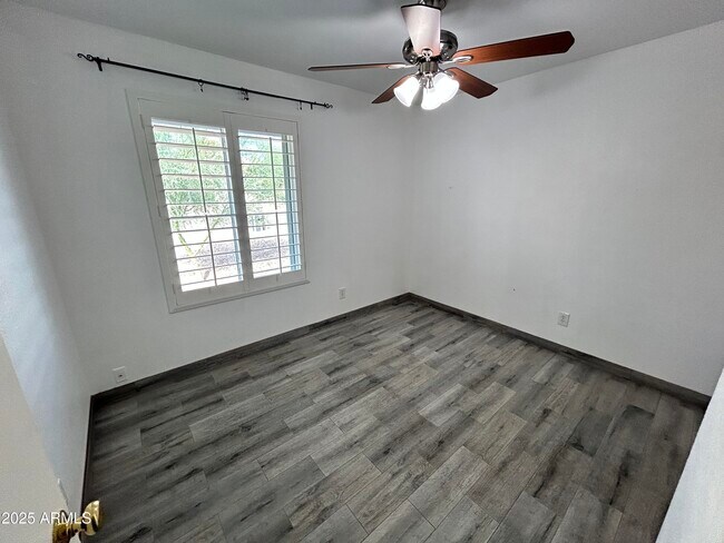 Building Photo - 413 W Piute Ave