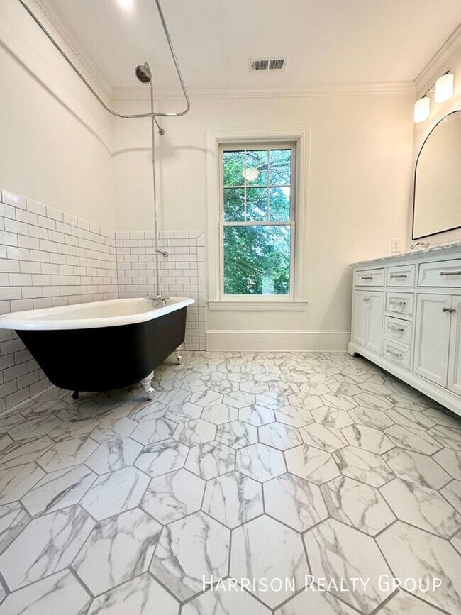 Building Photo - Beautifully Renovated Home In Historic Boy...