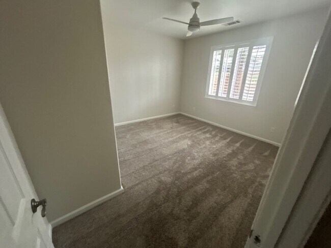 Building Photo - 4 Bedroom 2 Bathroom in SE Visalia with Po...