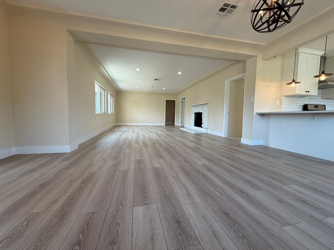 Building Photo - 1633 Kwis Ave