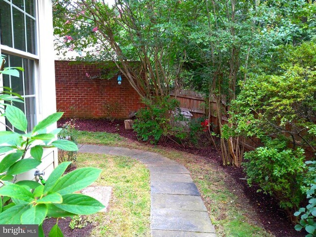 Building Photo - 404 Cranberry Ln