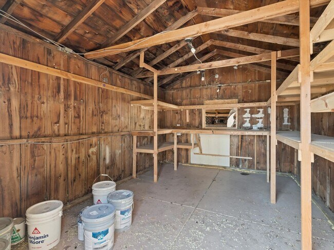 Building Photo - 2 bed, 1 bath with built in office near UNR