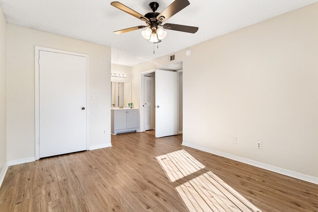 Building Photo - Venetian Place - 612