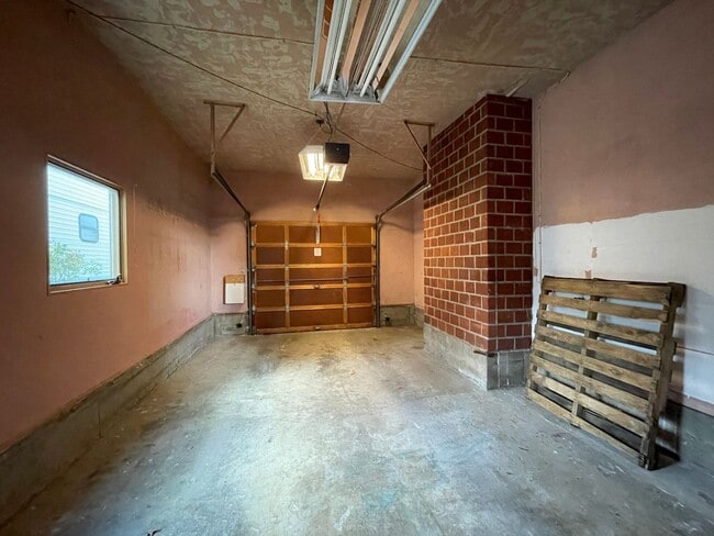 Building Photo - Charming Mid-Century Ranch with Large Yard and Attached Garage