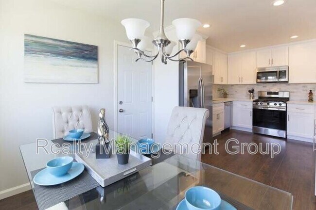 Building Photo - 888 Narwhal St