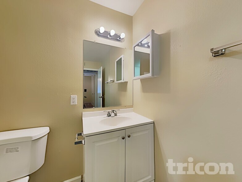 Building Photo - 6258 W Wolf St