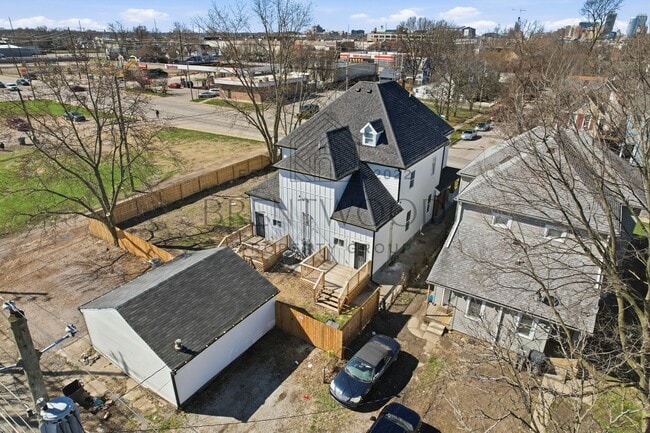 Building Photo - Contemporary 4bed/3bath with Private Yard