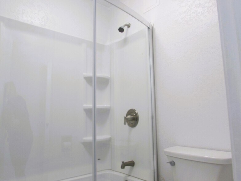 Building Photo - 3150 Lakeside Dr