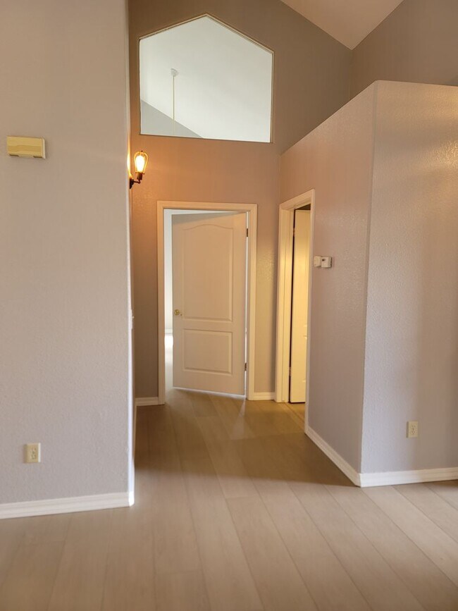 Building Photo - No Deposit