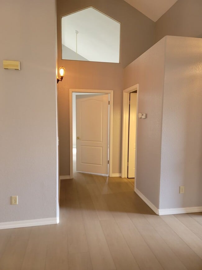 Building Photo - Oakdale Beauty