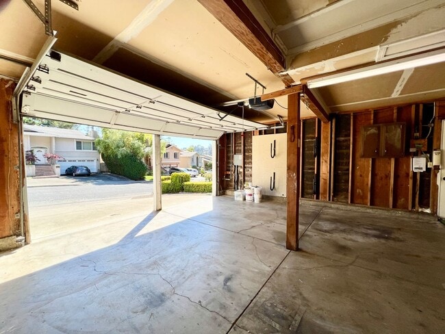 Building Photo - Spacious 4-Bed, 3-Bath Single-Family Home ...