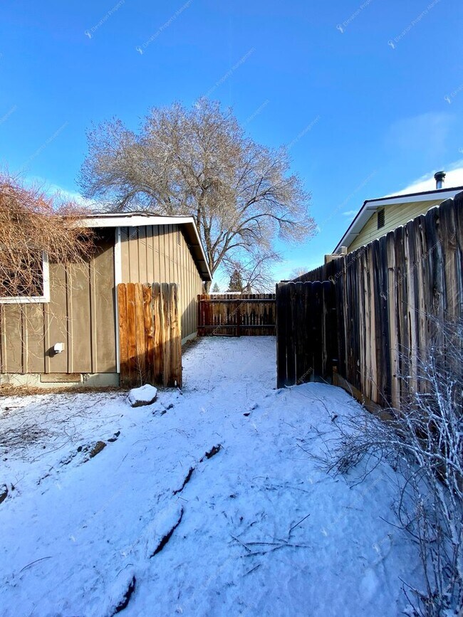 Building Photo - *Unfurnished* Charming Single-Story 3-Bedroom, 2-Bathroom Rancher with Stunning Yard