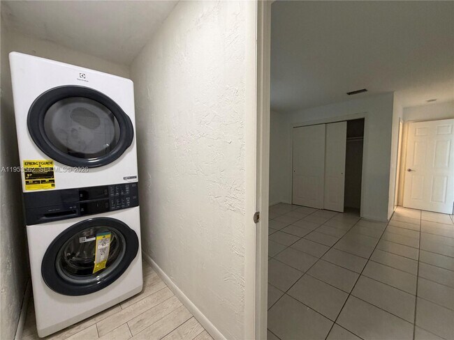 Building Photo - 951 SW 16th St