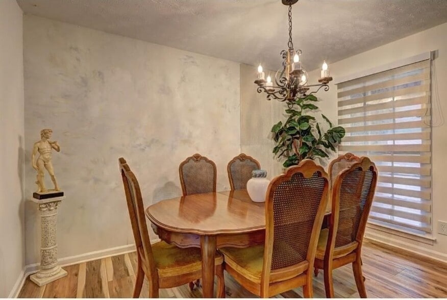 Building Photo - 457 Castleaire Dr SW