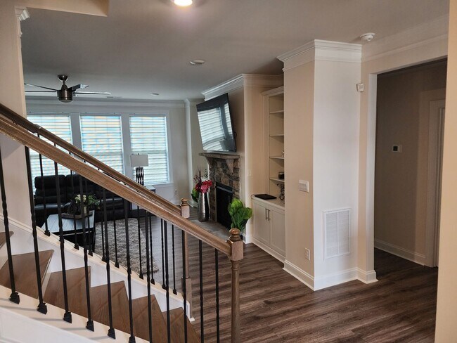 Building Photo - Like New Single Family Home minutes from B...