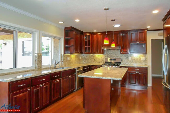Building Photo - Beautiful Home | Brazilian Hwd Floors | Remodeled Kitchen | A/C