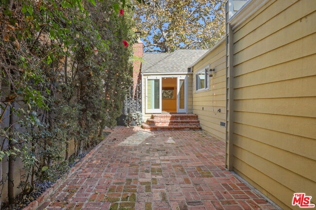 Building Photo - 555 S Westgate Ave