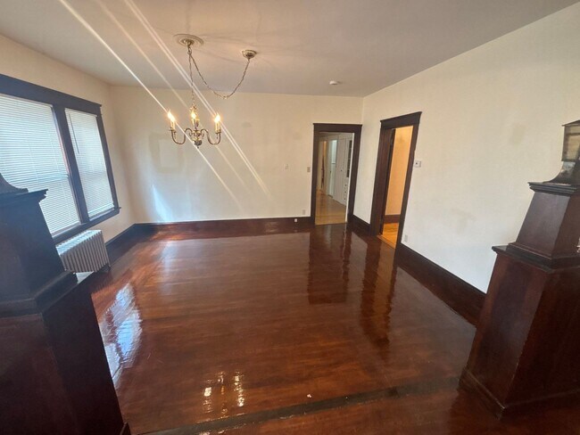 Building Photo - 17 N Woodford St
