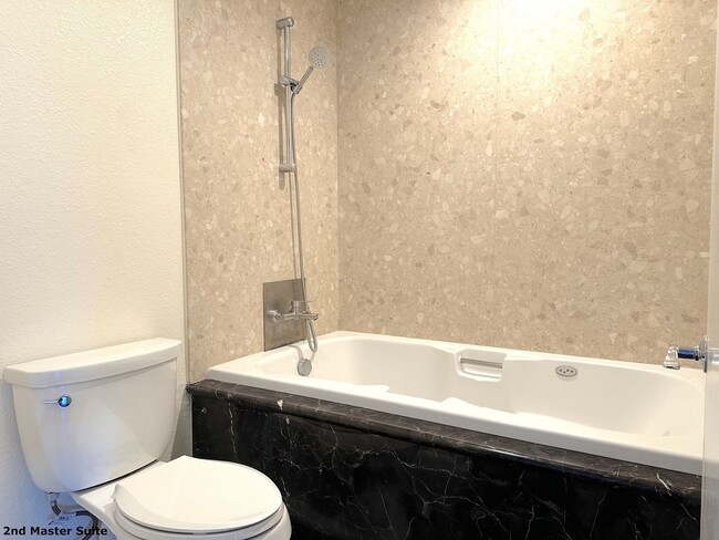 Building Photo - Spacious 3-Bedroom Condo for Rent in UTC –...