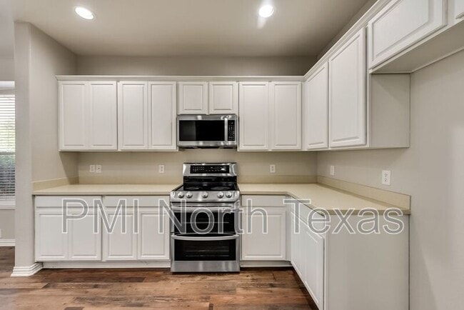 Building Photo - 1325 Mockingbird Dr