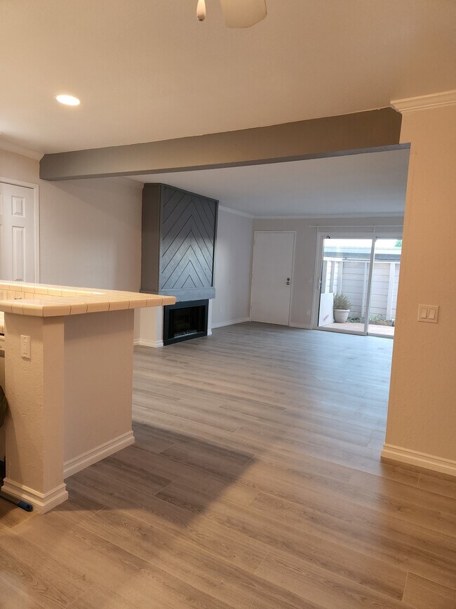 Building Photo - 9229 Village Glen Dr