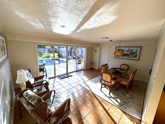 Building Photo - 1129 Riviera St