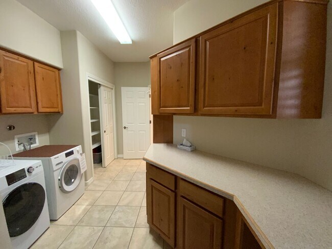 Building Photo - 3 Bedroom Townhome Available Near Wyoming Blvd NE & Paseo Del Norte Blvd NE!