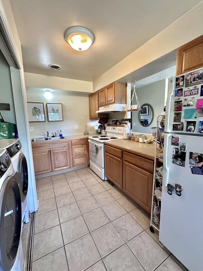 Building Photo - 1600 Banyan Dr