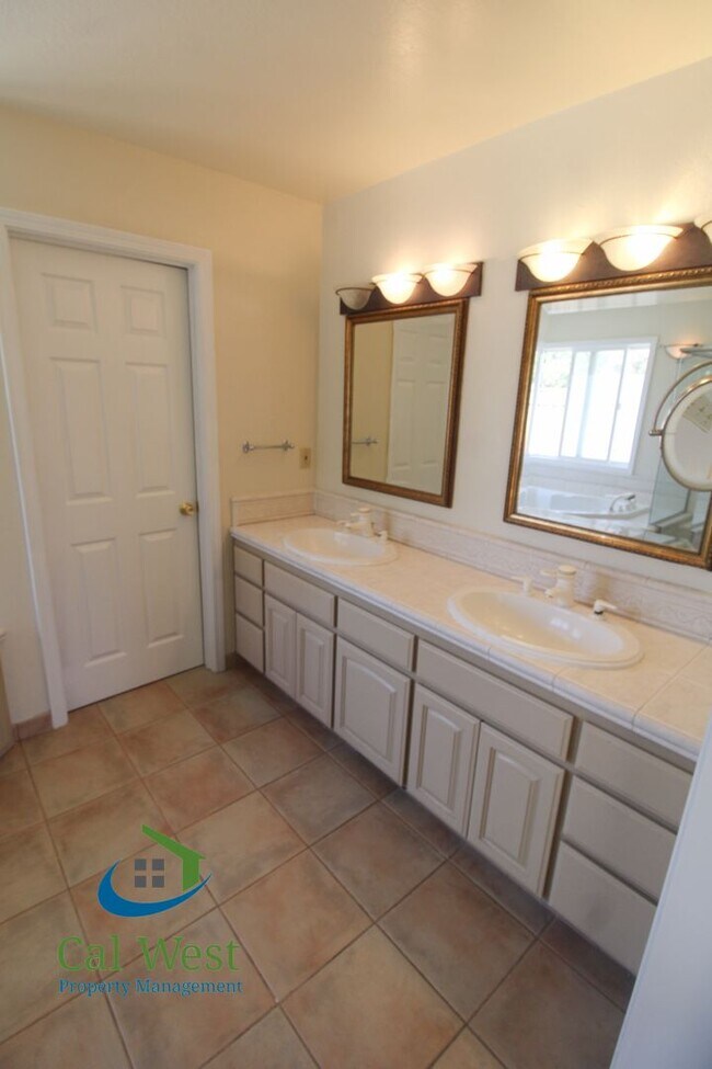 Building Photo - $4895 - Large beautiful 3/2 Home located i...