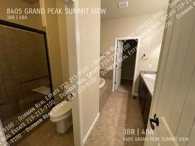 Building Photo - $500 OFF the first month of rent! Luxury t...