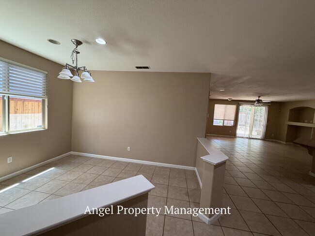 Building Photo - 10101 E Taron Dr