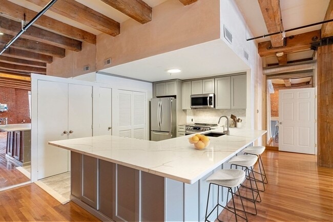 Building Photo - 33 Sleeper St