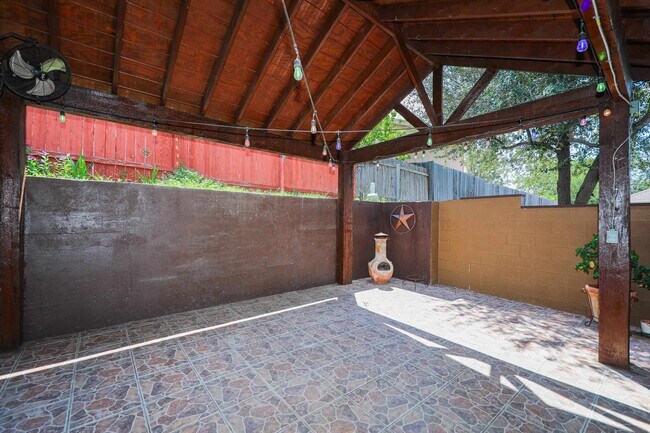 Building Photo - 1237 Whisper Hill Dr