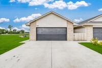 Building Photo - Skyway Maxine Plan