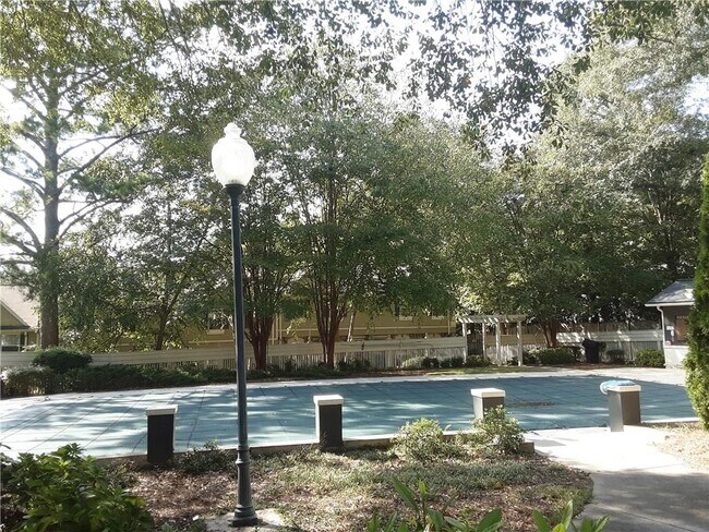 Building Photo - 6900 Roswell Rd