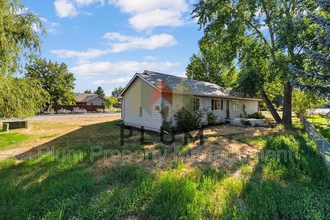 Building Photo - 5449 Golf Dr