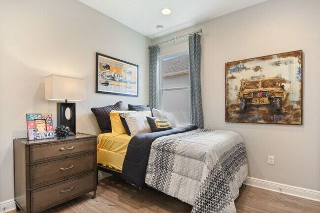 Building Photo - "Unfurnished" Luxurious 5/3.5 Stunning Home with a Generous Loft and a 2 Car Garage in the Highly...