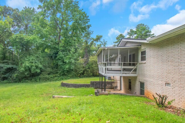 Building Photo - Beautiful 3 Bed 2 Bath Ranch home with a H...