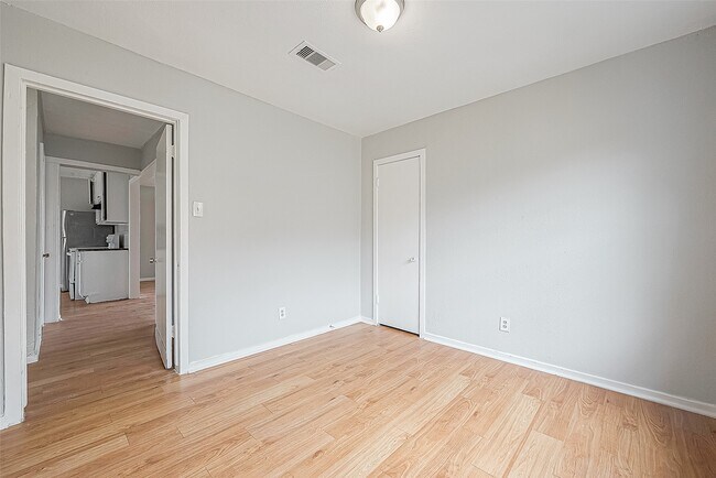 Building Photo - 4910 Paradise Ln