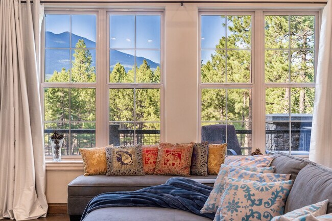 Building Photo - 4955 Hidden Hollow Rd