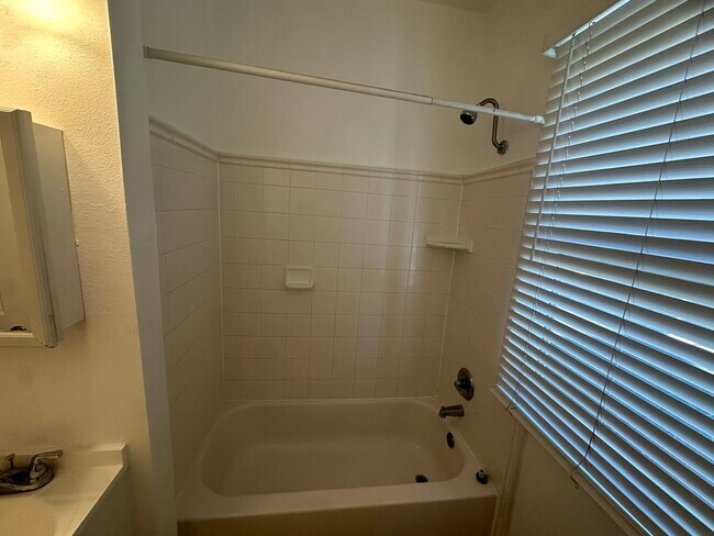 Building Photo - Come View This Perfect 2 Bedroom 1 Bath Located In the Heart of Downtown!!