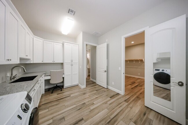 Building Photo - 1424 E Pedro Rd