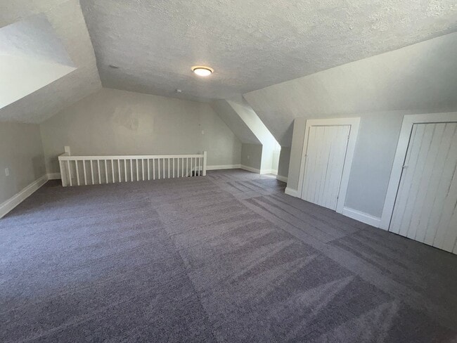 Building Photo - Huge Newly Renovated 4 Bedroom/2 Bath House in Bellevue!