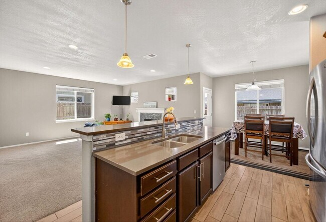 Building Photo - MOVE IN SPECIAL - $500 OFF 1st Month's REN...