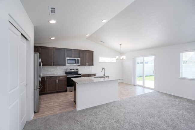 Building Photo - Charming 3 Bedroom Home